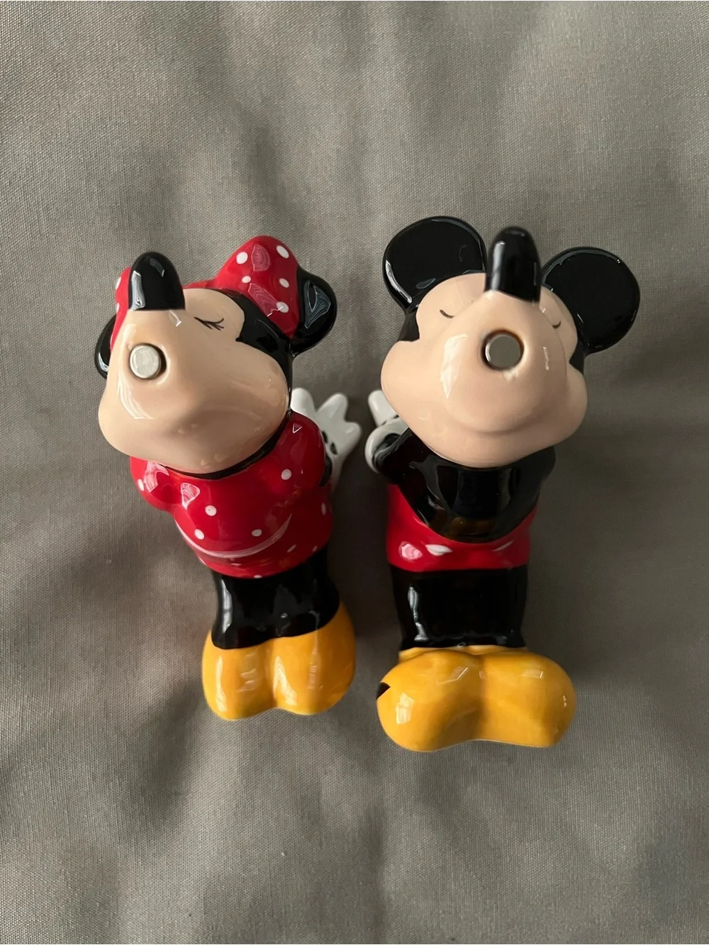 Disney Minnie & Mickey Ceramic Kissing Salt and Pepper Shakers